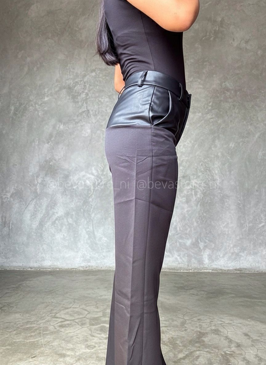 Pantalón Recto color Negro con cuerina