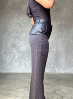 Pantalón Recto color Negro con cuerina