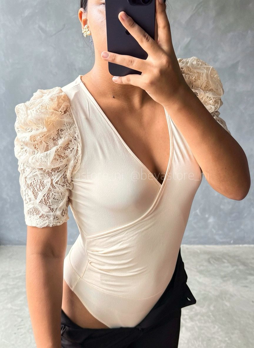 Bodysuit con mangas abullonadas y ribete de encaje