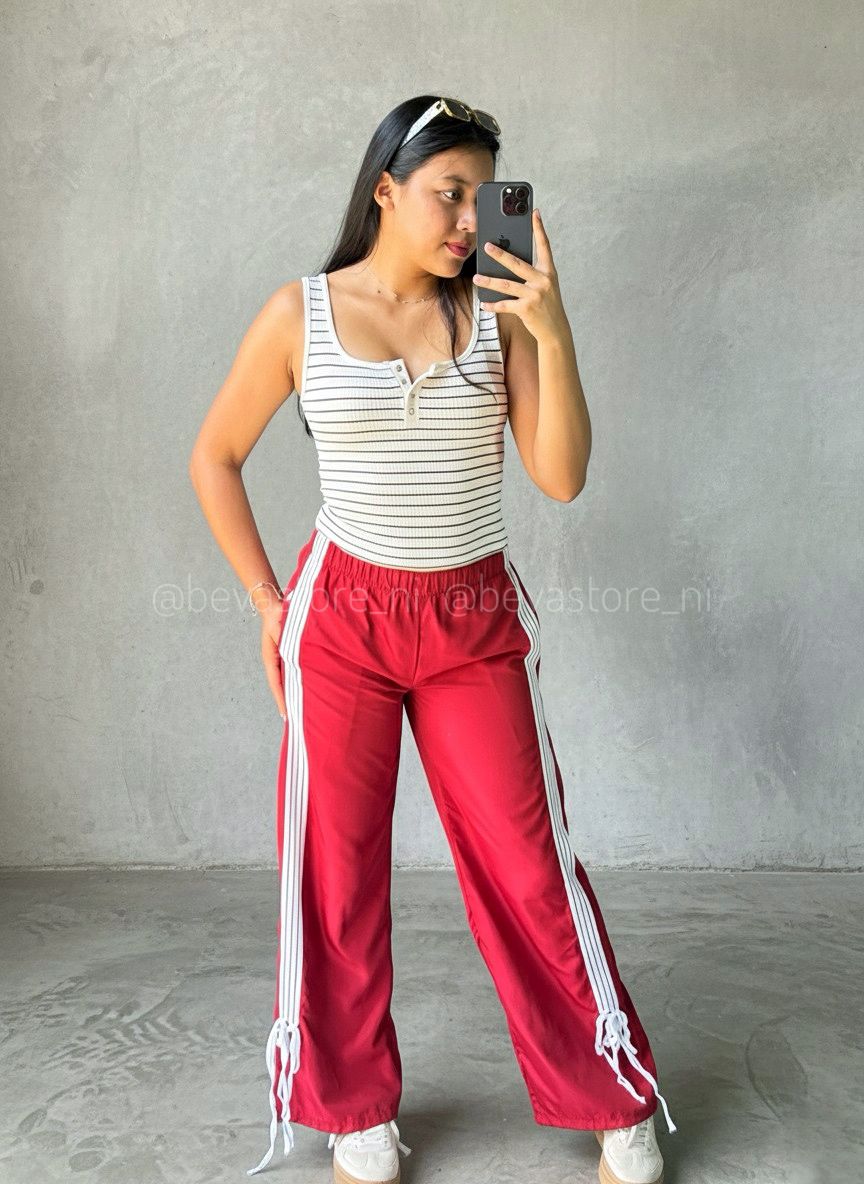 Pantalón rojo casual de rayas con lazo
