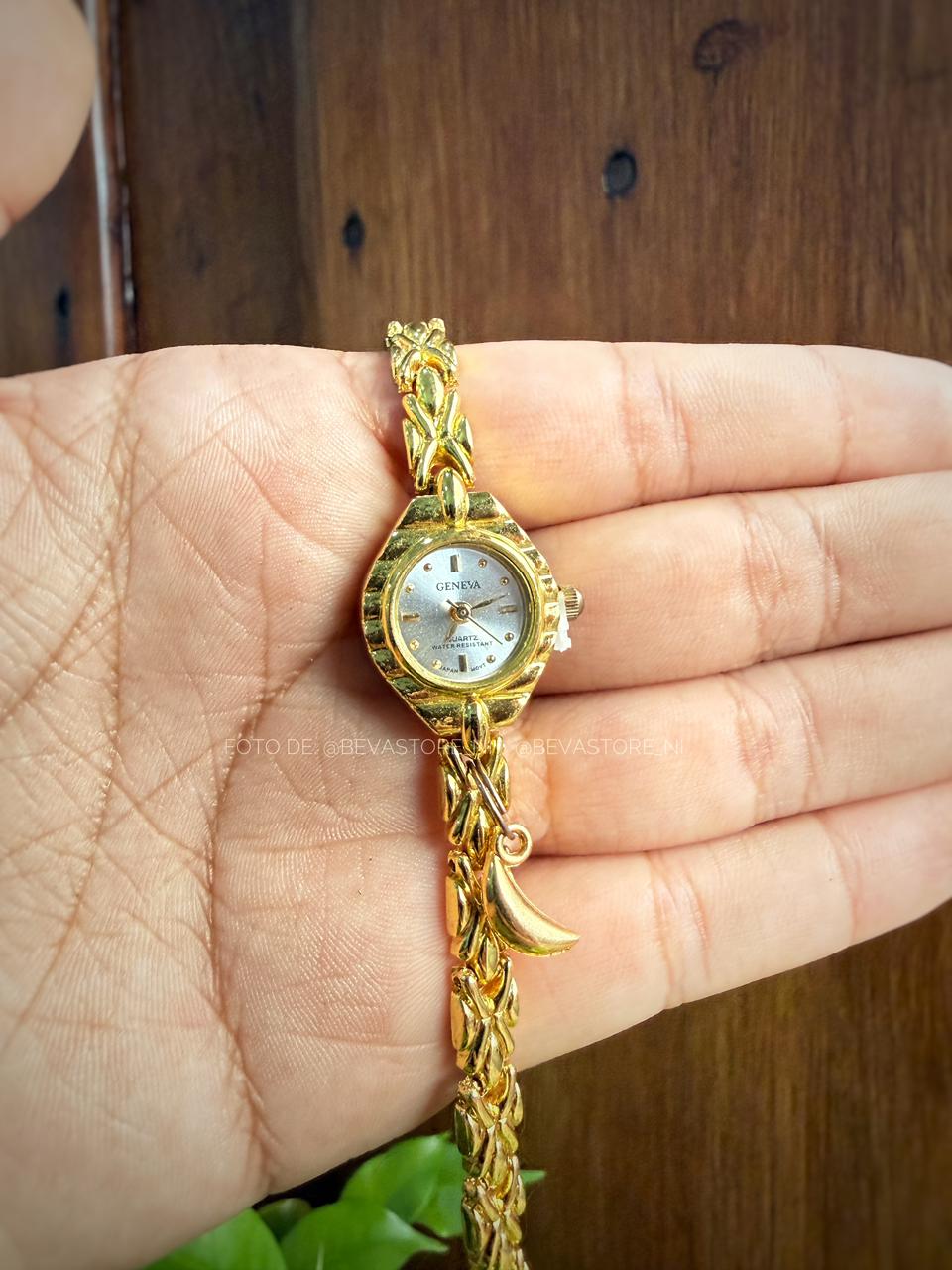 Reloj Ovalado con Dije y Correa De Eslabones