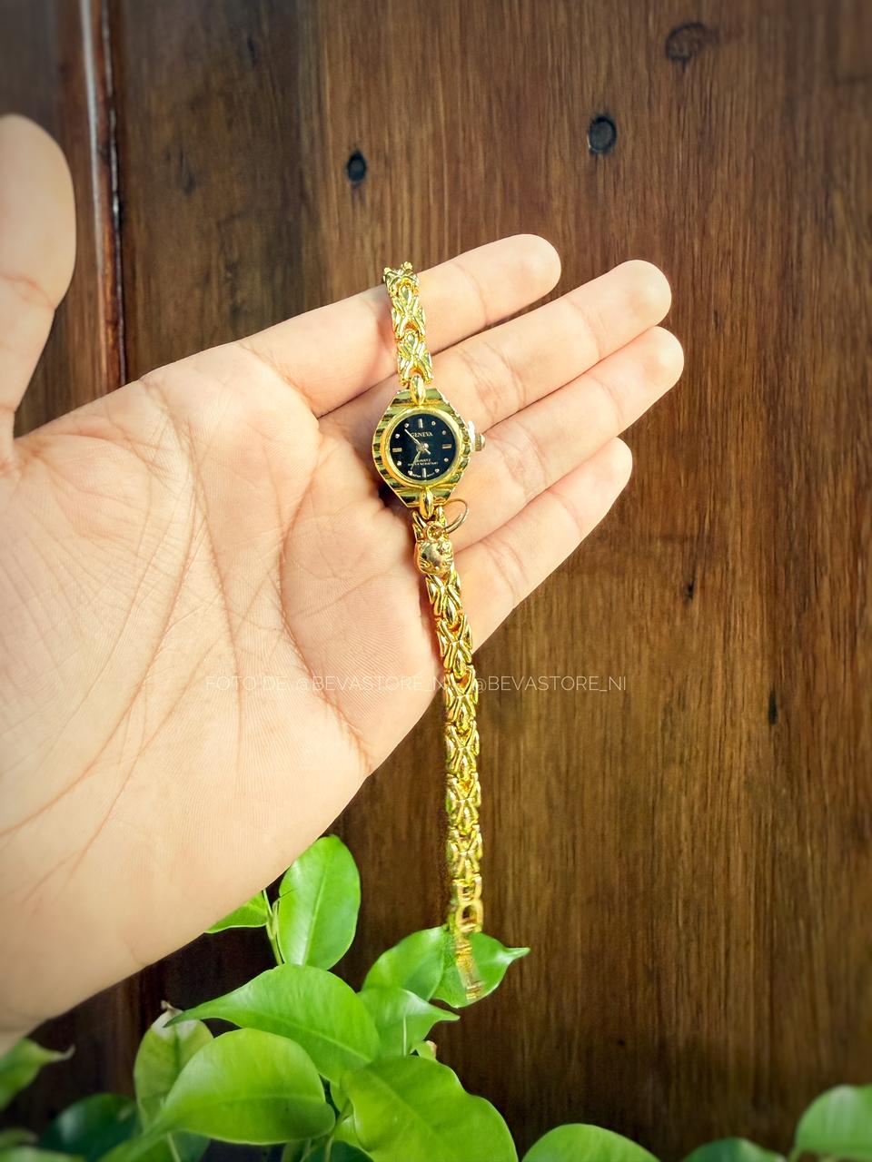 Reloj Ovalado con Dije y Correa De Eslabones