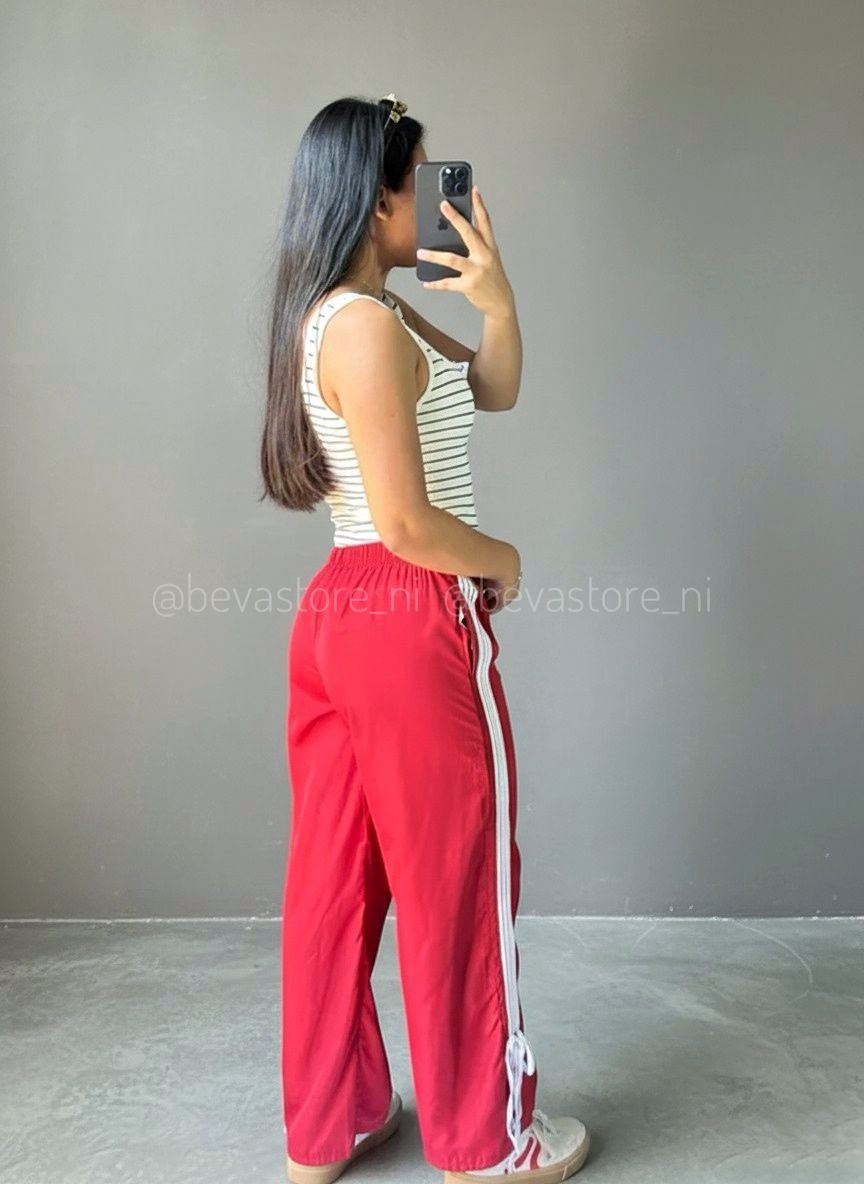 Pantalón rojo casual de rayas con lazo