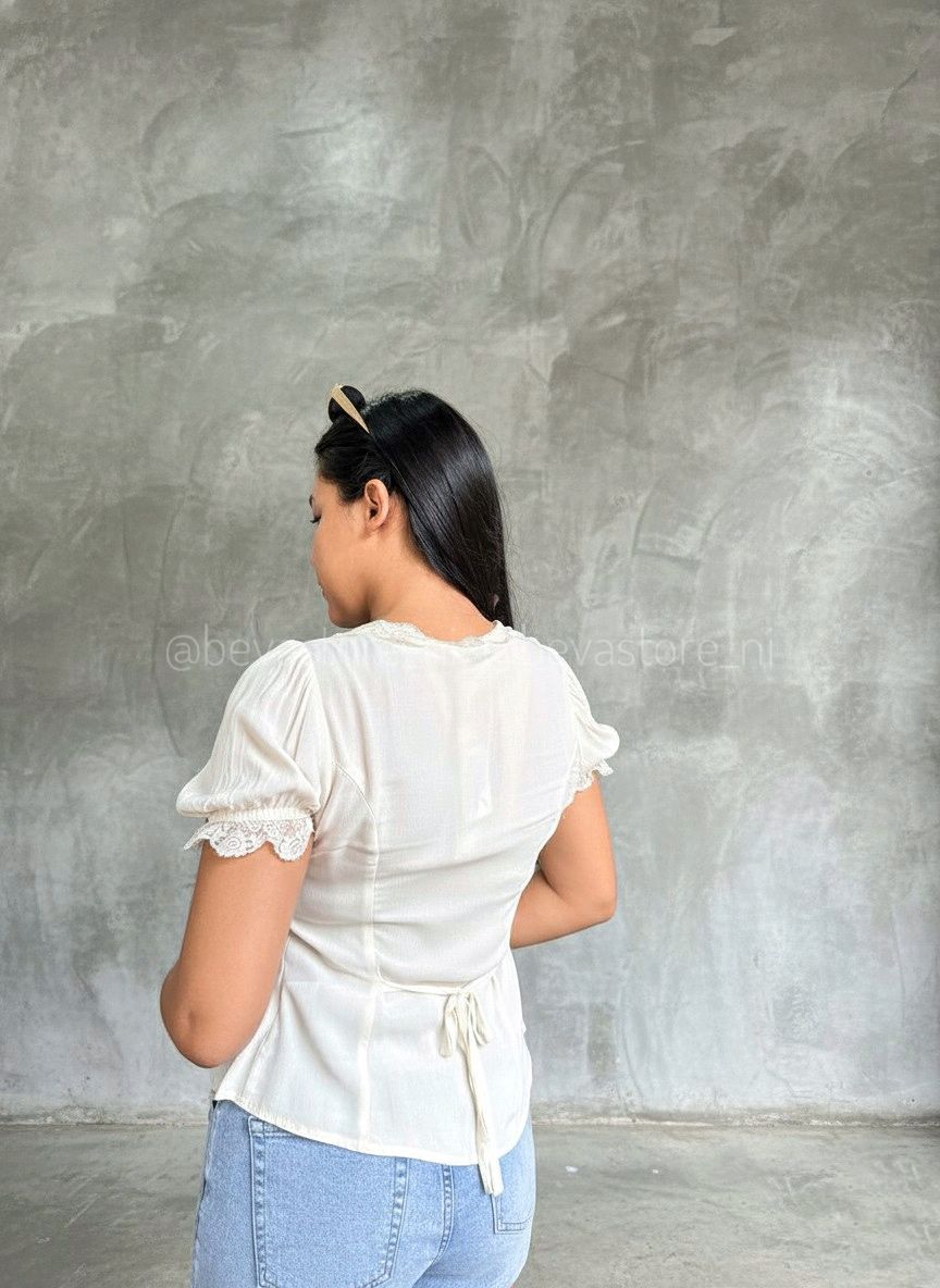 Blusa con mangas abullonadas y botones con ribete de encaje