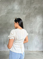 Blusa con mangas abullonadas y botones con ribete de encaje