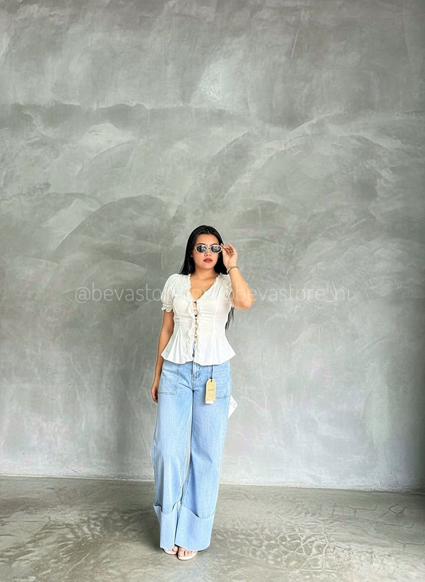 Blusa con mangas abullonadas y botones con ribete de encaje