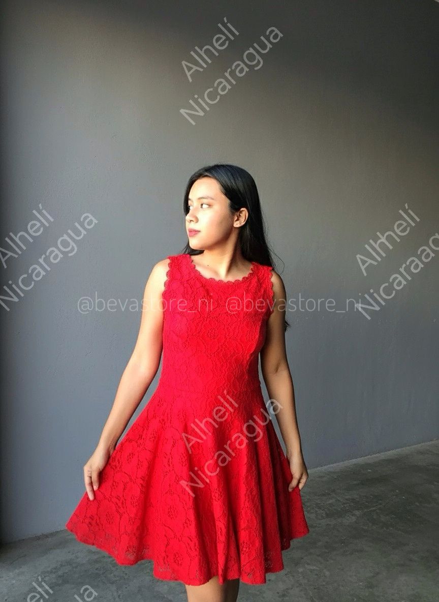 Vestido rojo calado.