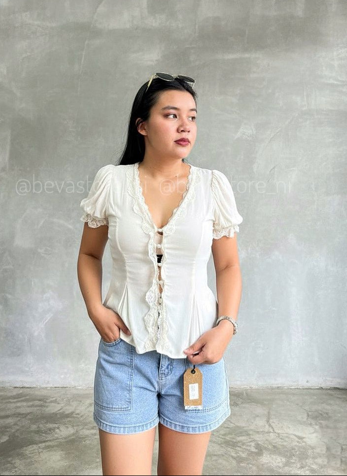 Blusa con mangas abullonadas y botones con ribete de encaje