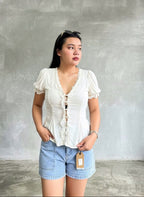 Blusa con mangas abullonadas y botones con ribete de encaje