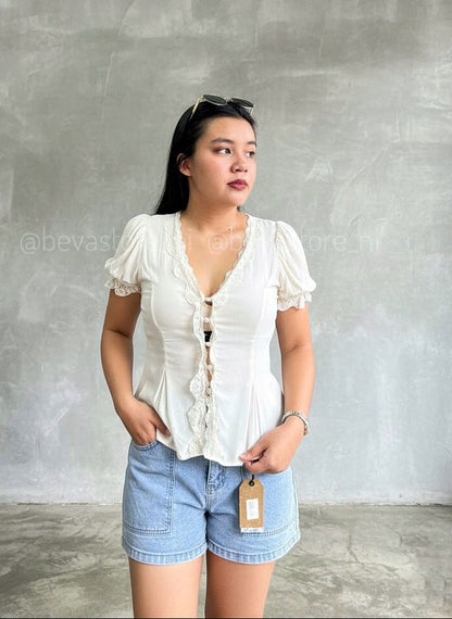 Blusa con mangas abullonadas y botones con ribete de encaje