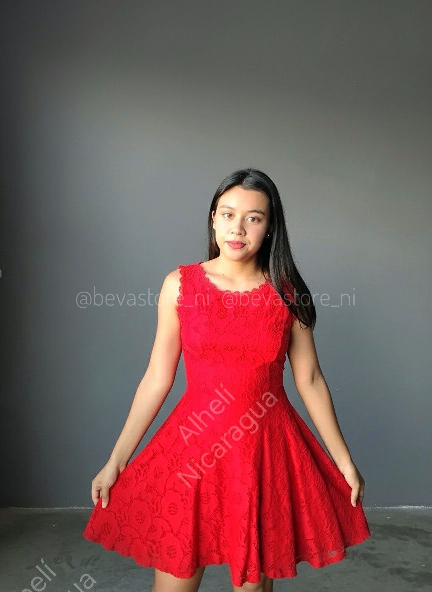 Vestido rojo calado.