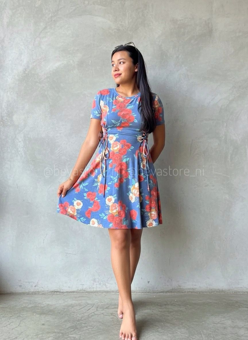 Vestido corto azul con rosas