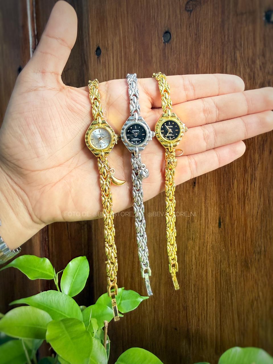 Reloj Ovalado con Dije y Correa De Eslabones