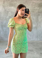 Vestido verde floreado.