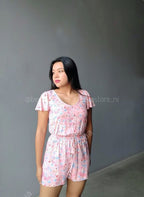 Monito rosado floreado