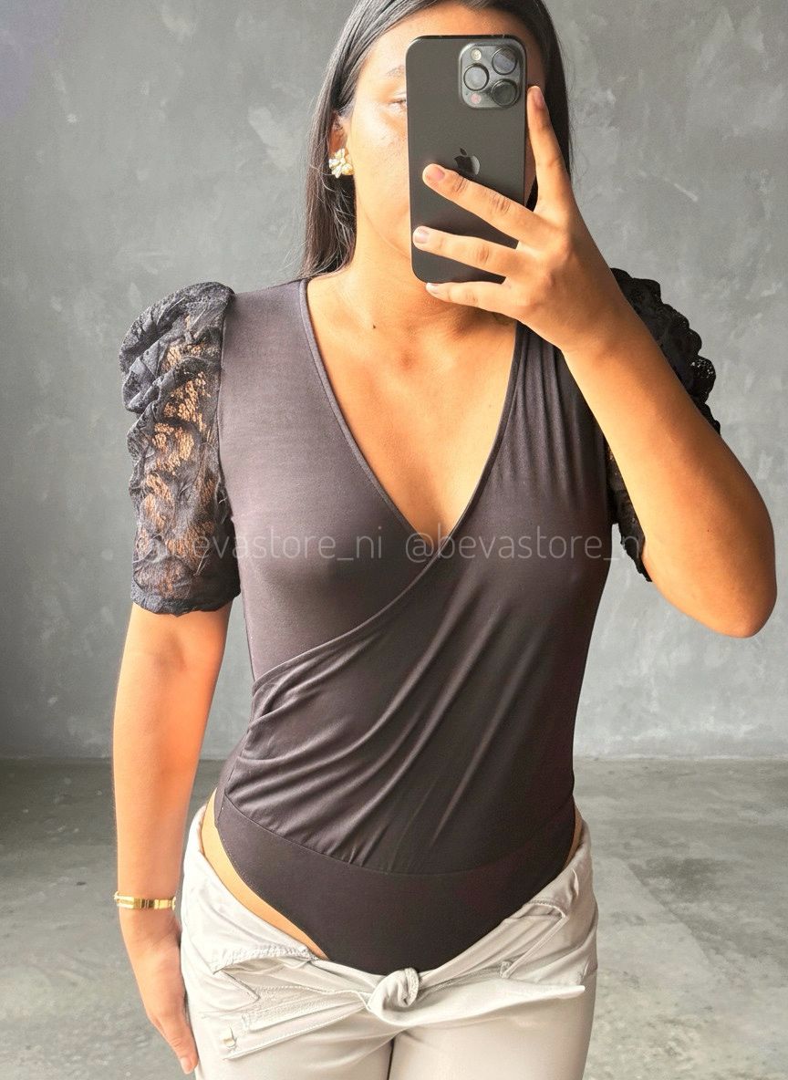 Bodysuit con mangas abullonadas y ribete de encaje