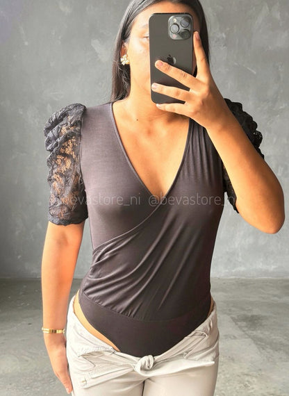 BodySuit negro mangas abullonadas