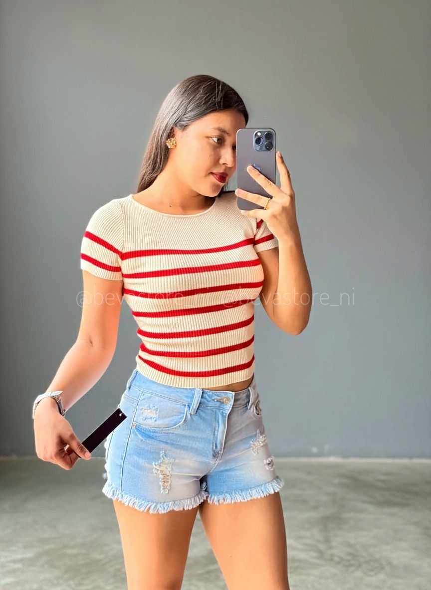 Short Jeans Azul Claro Con Desgarre y Deshilachado