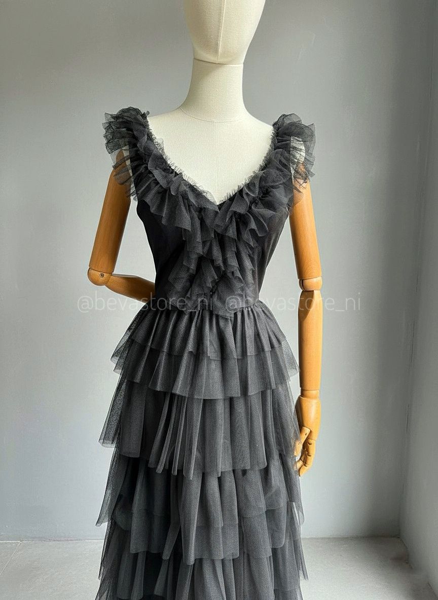 Vestido largo negro de vuelos